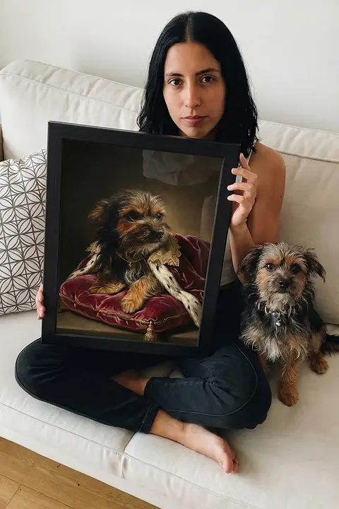 Mujer en sofá mostrando retrato barroco de su perrita terrier junto a la mascota real